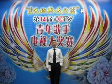 双排键电子琴亮相“第十四届CCTV青年歌手电视大奖赛”合唱角逐现场 