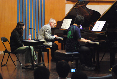 2010年上海音乐学院第七届国际钢琴巨匠班报道 