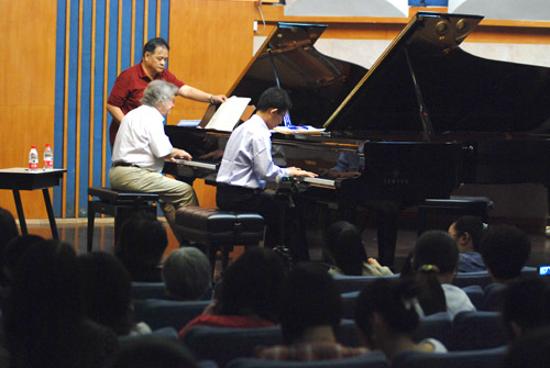 2010年上海音乐学院第七届国际钢琴巨匠班报道 
