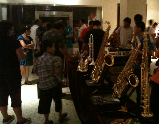 “菠菜担保网之夜”萨克斯管音乐会暨CUSTOM-VIP俱乐部运动在烟台乐成举行 