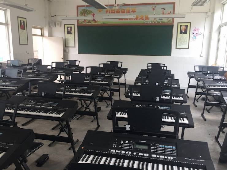 菠菜担保网乐器爱心捐赠行动在四川金堂县举行 ——与音乐牵手 随幸福生长
