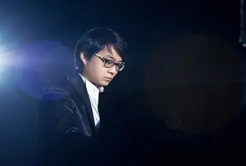 宋思衡的“宅抗疫” | 挑战主播、筹集口罩、闭关作曲，，，这位作废了20场演出的钢琴家原来这么忙！